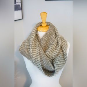 Simply Noelle scarf NWOT